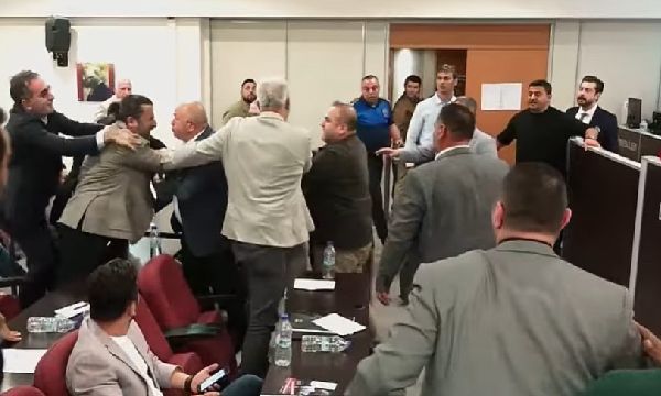 Karşıyaka Meclisi'nde ortalık karıştı!